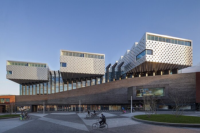 Futuristische Architektur: Die Außenansicht des Gemeinschaftsprojekts Het Eemhuis in Ammersfort in den Niederlanden