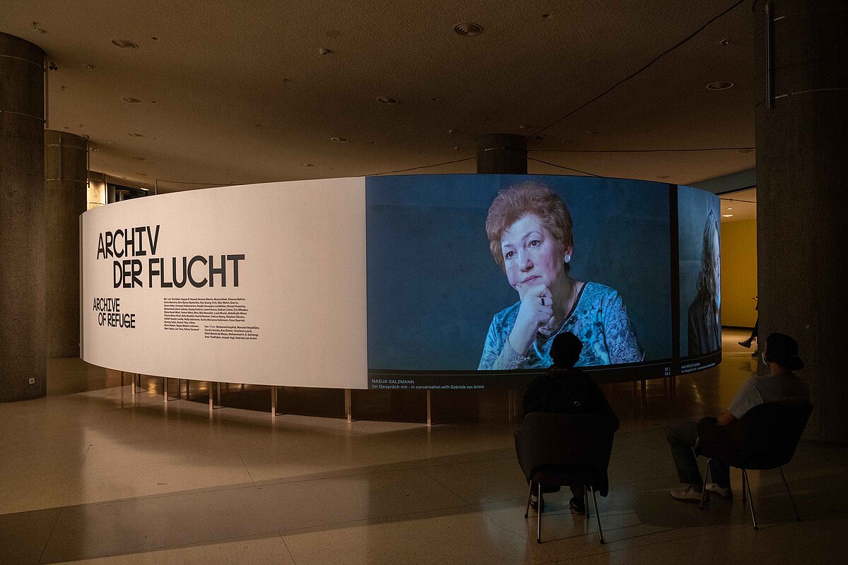 Das Foto zeigt die Ausstellung "Archiv der Flucht" des Hauses der Kulturen der Welt in Berlin.