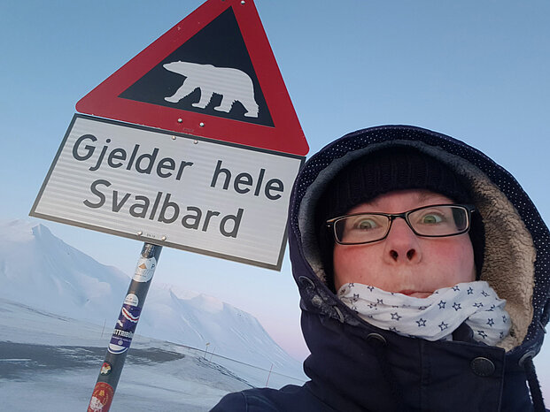 Augen auf auf dem Weg zur Arbeit: Auf Spitzbergen gibt es mehr Eisbären als Einwohner. Das Warnschild weist darauf hin: »Gilt in ganz Svalbard (Spitzbergen)«. Foto: Stadtbibliothek Nürnberg