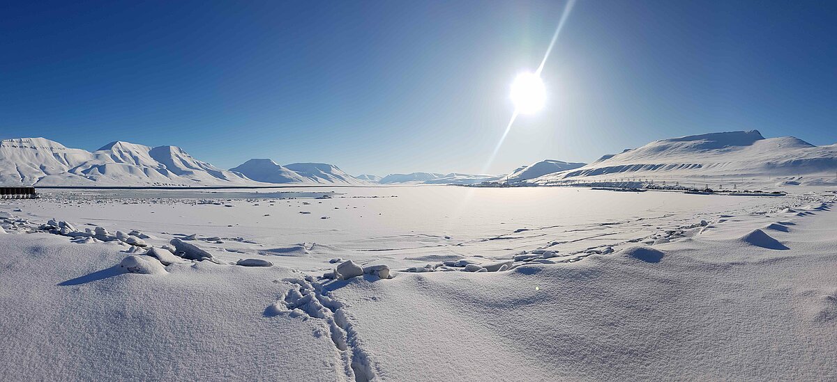 Die Umgebung von Longyearbyen, der größten Siedlung auf Spitzbergen. Foto: Stadtbibliothek Nürnberg