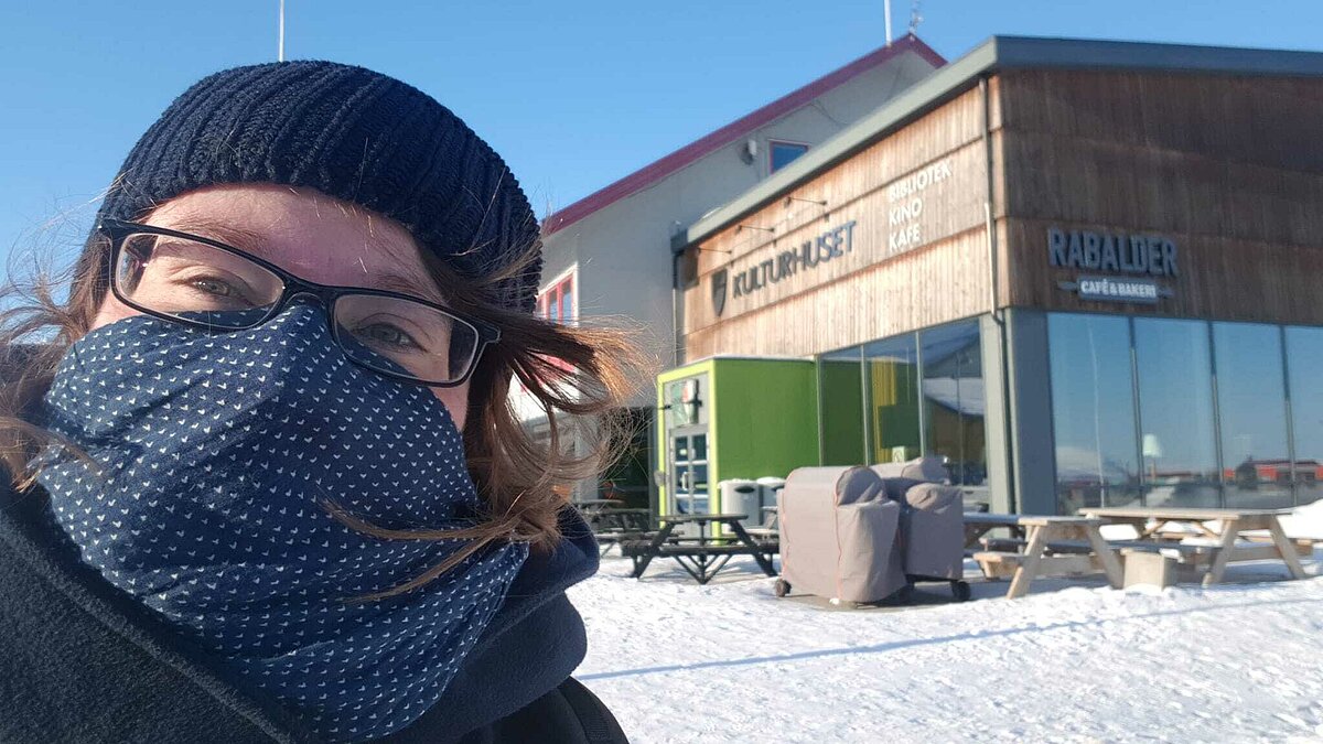 Minus 18 Grad im April: Die Autorin vor dem Kulturhaus in Longyearbyen, in dem neben der Bibliothek auch das Kino und ein Café untergebracht sind. Foto: Stadtbibliothek Nürnberg