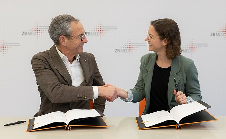 Franziska Fischer (rechts), Kaufmännische Direktorin bei ZB MED, und Peter Roth (links), Verlagsleiter bei MDPI, bei der Unterzeichnung des neuen nationalen Open-Access-Abkommens zwischen MDPI und dem ZB MED-Konsortium. Foto: MDPI