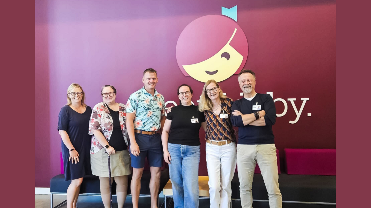 Das OverDrive-Team bereitet sich auf die Libby Connect-Seminare vor, die persönlichen Austausch und Einblicke in Branchentrends ermöglichen. Foto: OverDrive