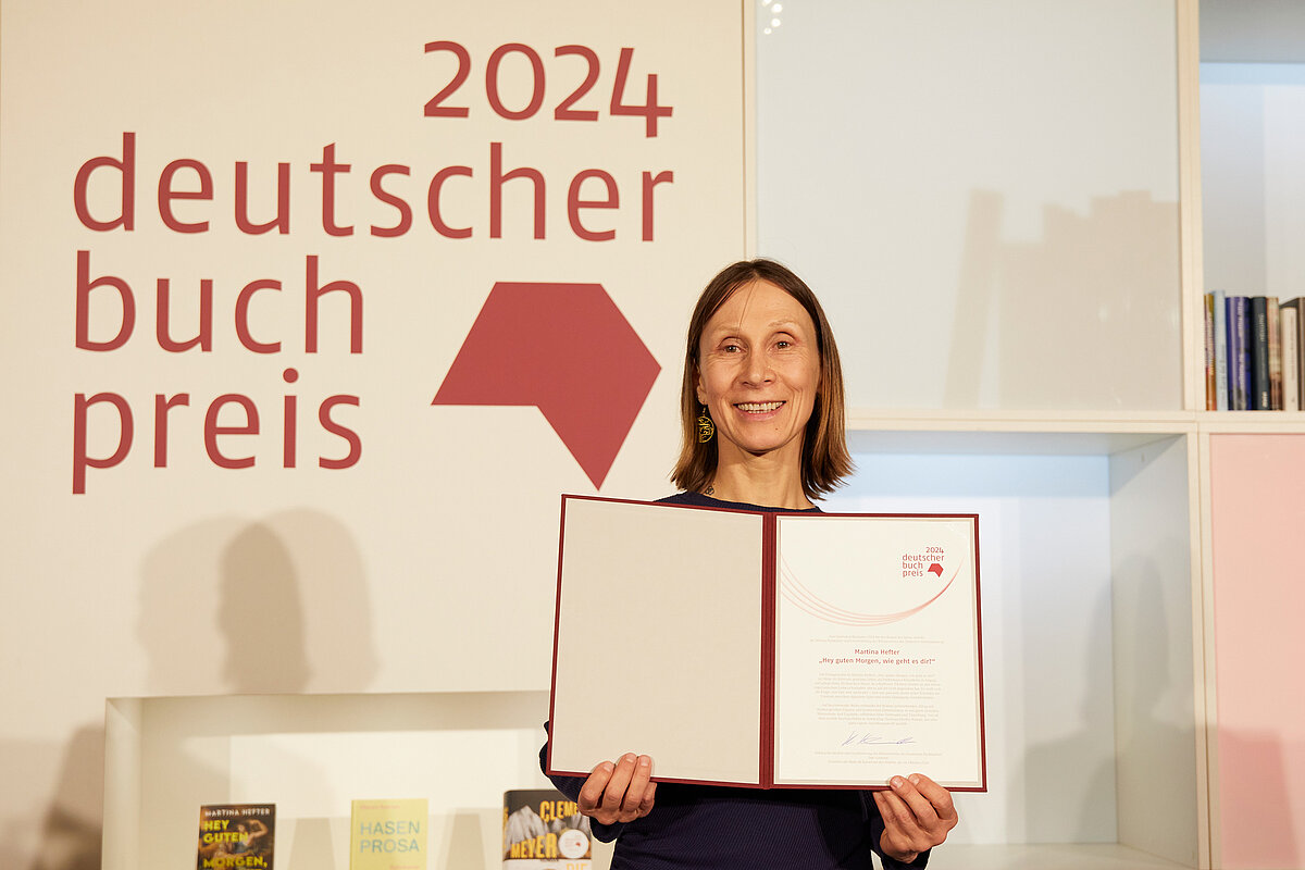 Martina Hefter mit der Urkunde zum Deutschen Buchpreis 2024. Foto:Christof Jakob