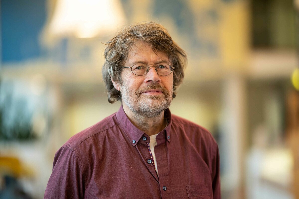 Elmar Schenkel war bis 2019 Professor für Englische Literatur an der Universität Leipzig und ist als Schriftsteller und Maler tätig. Seit 2019 Vorsitzender des Arbeitskreises Vergleichende Mythologie. Zuletzt erschienen: Wahre Geschichten um Nietzsche und Ostwind, Westwind. Begegnungen zwischen Asien und Europa (beide 2023). Foto: Christian Modla