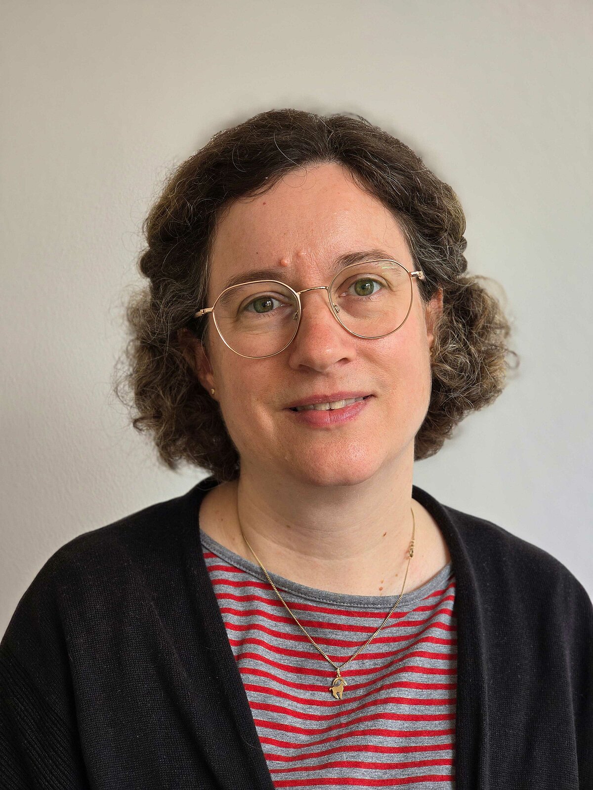 Annette Kreiser-Hild: Seit 2020 Teamleitung der Kinder- und Jugendbibliothek der Stadtbücherei Tübingen, Berufserfahrung in Bibliotheken unterschiedlicher Größe, darunter in einer Zweigstelle mit Bücherbus der Stadtbibliothek Ulm und Leitung der Mediothek Schönaich sowie mehrjährige Fachstellentätigkeit bei der Fachstelle für das öffentliche Bibliothekswesen in Tübingen. Studium an der damaligen HBI Stuttgart 1995-1999, Studiengang Öffentliches Bibliothekswesen.