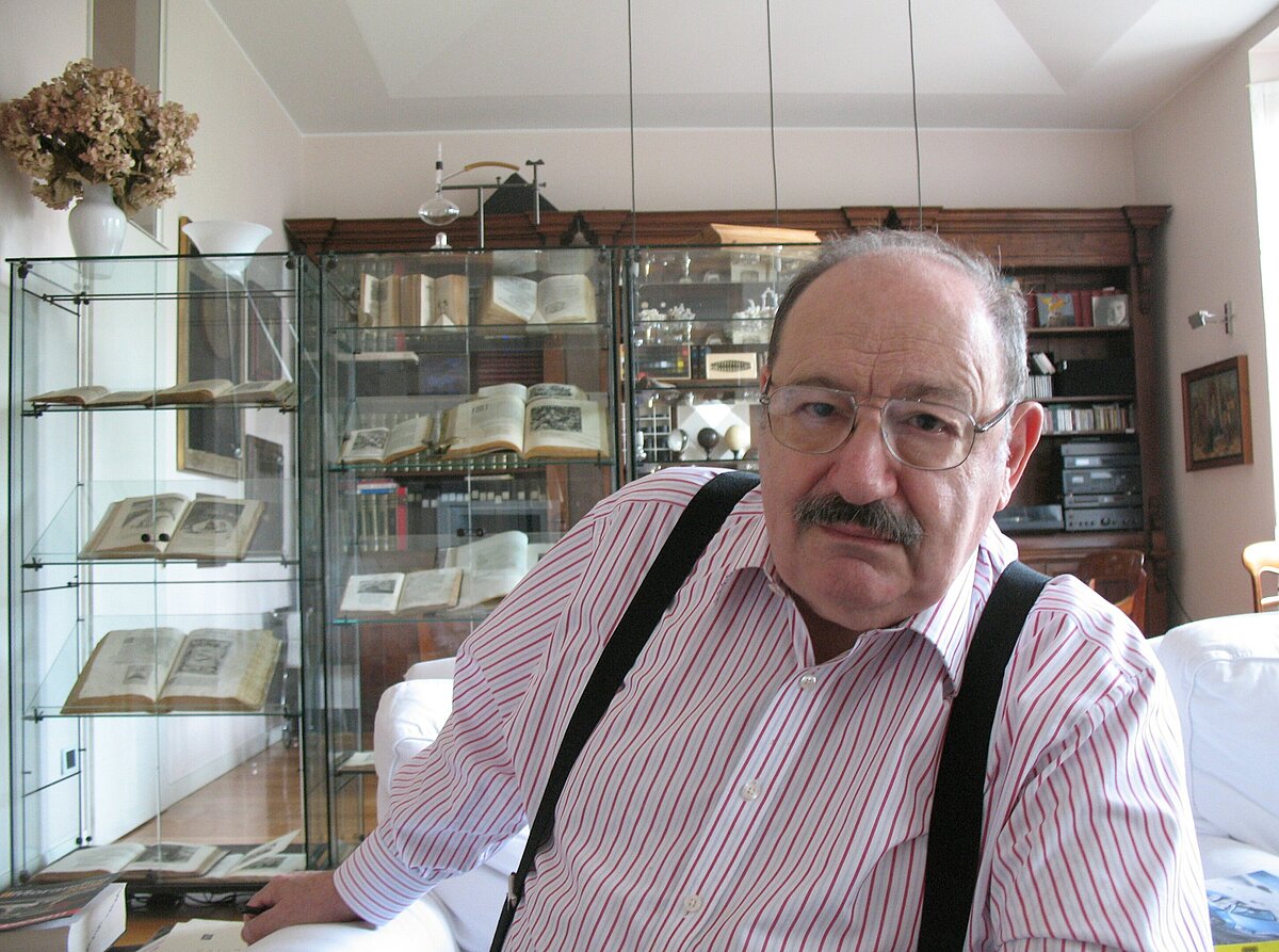 Umberto Eco wähernd eines Interviews für Wikinews 2010 in seinem Mailänder Appartement. Foto: Aubrey (https://commons.wikimedia.org/wiki/File:Umberto_Eco_in_his_house.JPG), »Umberto Eco in his house«, https://creativecommons.org/licenses/by-sa/1.0/legalcode