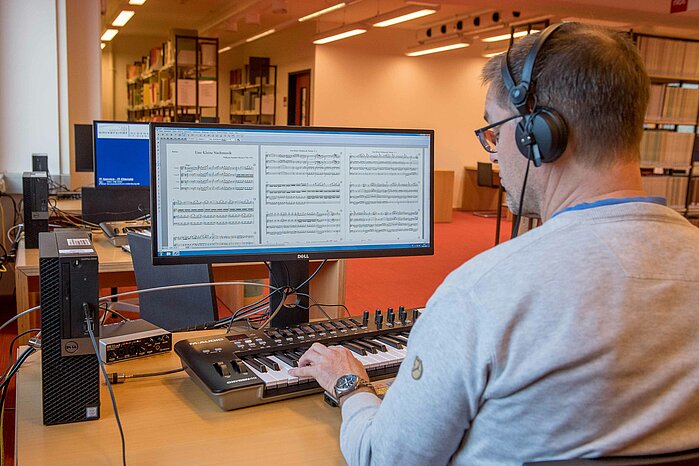 Der Oldenburger MusicSpace stellt eine Makerspace-Variante dar, die sich aus den wissenschaftlichen und/oder künstlerischen Tätigkeiten der Nutzer/-innen sowie dem bereitgestellten Material legitimiert. Foto: Universität Oldenburg