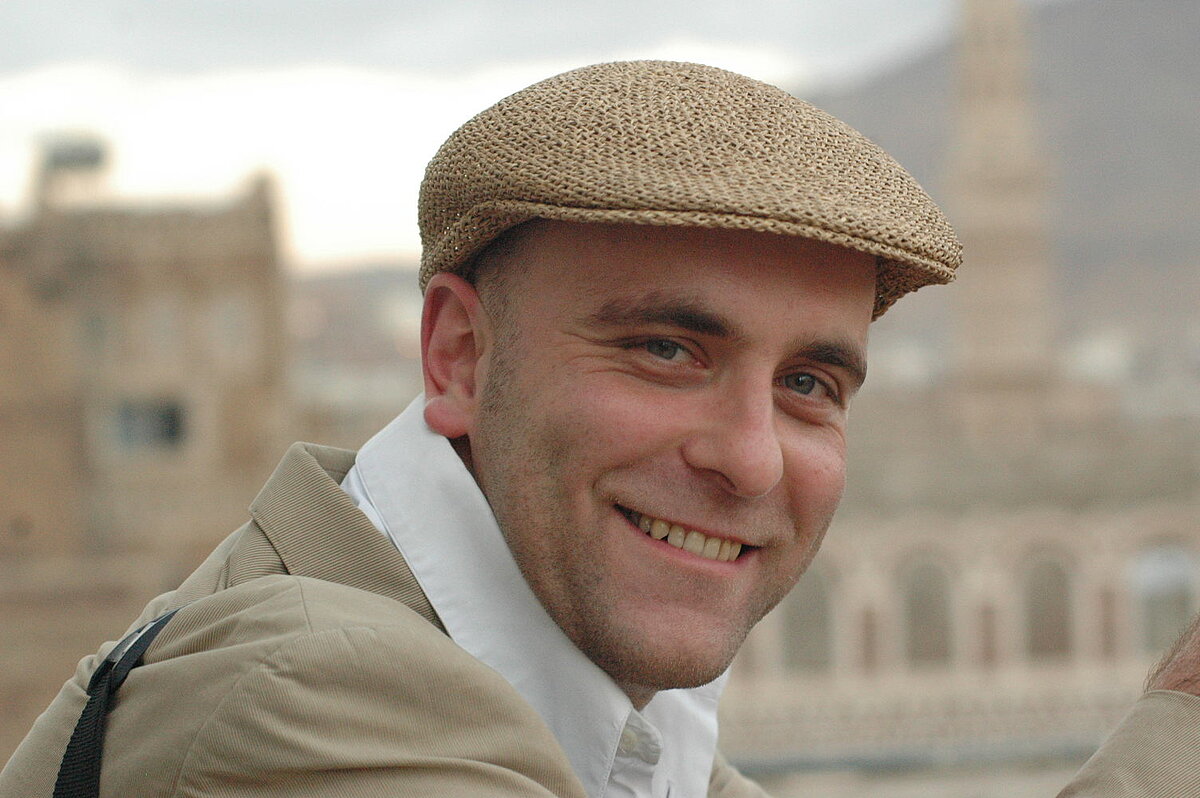 Tobias Asmuth ist ein Journalist aus Berlin. Er unterstützt den dbv bei der Erstellung der Abschlusspublikation des Förderprogramms "WissensWandel" und moderierte ein Expert*innengespräch zu dem Thema..