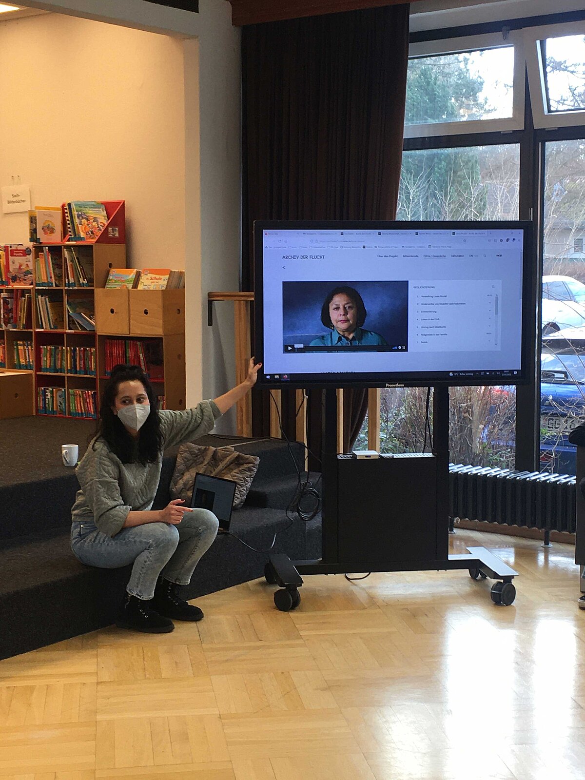 Das Archiv der Flucht wird bereits in vielen Bibliotheken genutzt. Hier ist der Workshop »HerStory« mit Workshopleiterin Eva Hasel in der Stadtteilbibliothek Tempelhof-Schöneberg zu sehen. 