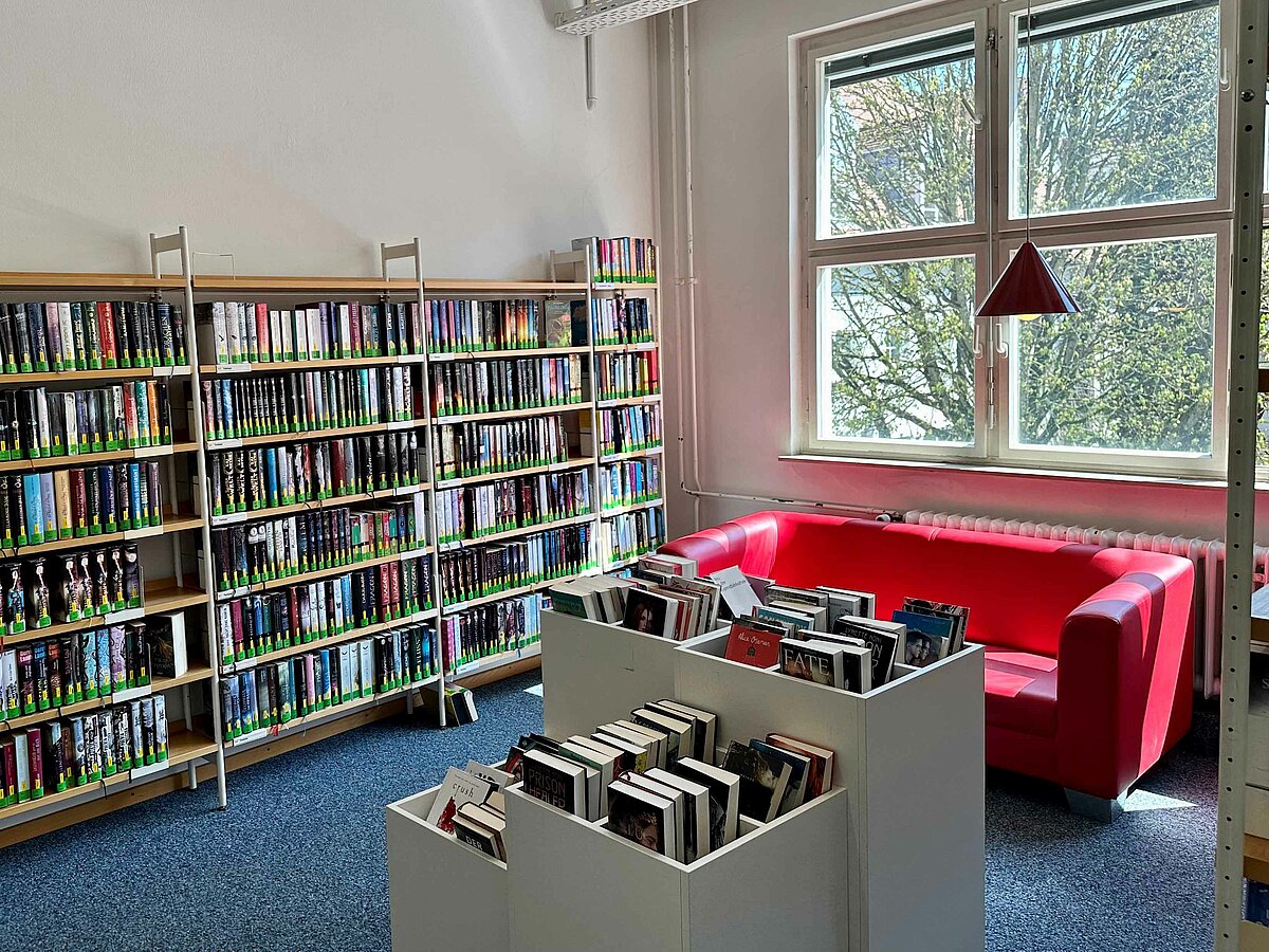 Irgendwo zwischen Belletristik und Sachbüchern befand sich früher der Bereich für Jugendliche in der Stadtbücherei Tübingen. Eine optische Abtrennung gab es nicht. Fotos: Stadtbücherei Tübingen