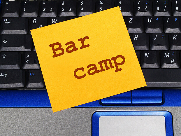 Das #bibcamp25 ist ein Barcamp. Das bedeutet, dass die Teilnehmenden zu Beginn inhaltliche Schwerpunkte rund um das Bibliothekswesen vorschlagen, um später miteinander über diese Ansätze diskutieren zu können. Foto: visualpower - stock.adobe.com