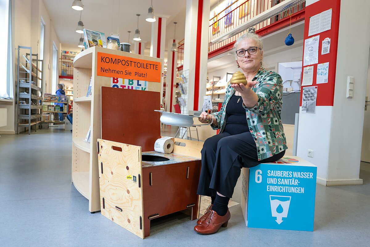 Das Projekt »Ach du Scheiße!« der Journalistin Annette Wagner wurde anlässlich des Welttoilettentages im November 2023 in der Nordstadtbibliothek in Hannover präsentiert. Foto: Michael Wallmüller