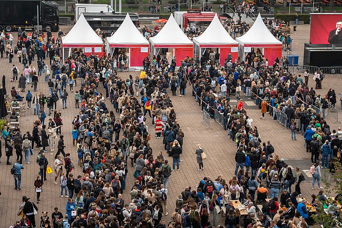 Frankfurter Buchmesse 2024: Lange Warteschlangen vor den Signierzelten auf der Agora. Das neue New Adult-Segment lockte besonders viele junge Erwachsene an, die für Autogramme und Selfies mit ihren Lieblingsautoren anstanden. Mit 230.000 Besuchern und über 4.300 Ausstellern verzeichnete die Messe einen deutlichen Zuwachs gegenüber dem Vorjahr. Foto: Frankfurter Buchmesse/ Holger Menzel