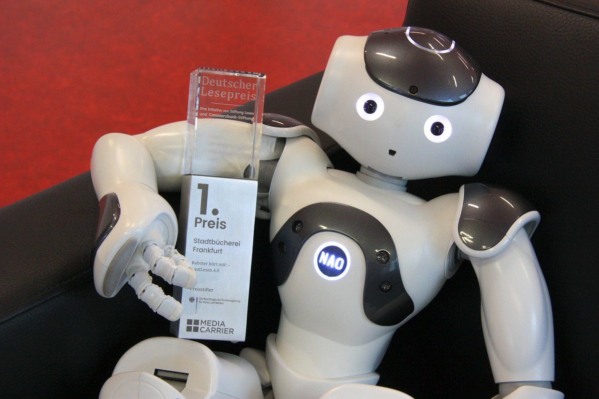 Das Format »Roboter hört mit! – Lautlesen 4.0« rund um den Roboter NAO der Stadtbücherei Frankfurt am Main wurde 2021 mit dem Deutschen Lesepreis ausgezeichnet.