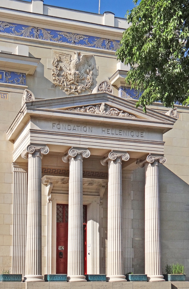 Das Gebäude zeigt den Eingangsbereich der Fondation Hellénique auf dem Campus der Cité Internationale Universitaire. Dieser ist einem antiken griechischen Tempel nachempfunden und wird von vier ionischen Säulen getragen.