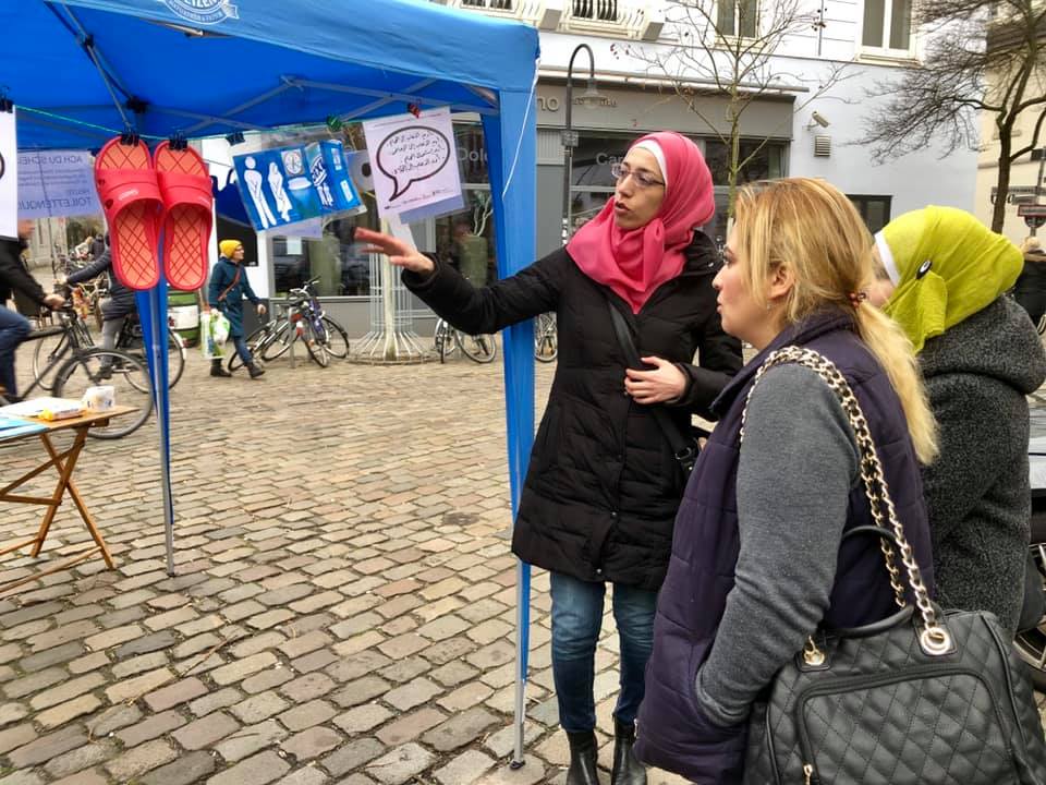 Der multiperspektivische Blick aufs Sanitärdilemma und der aus verschiedenen Erfahrungshintergründen zusammengetragene Wissensschatz machen das Pop-up-Projekt heute so anziehend für Bibliotheksbesucher/-innen aus fernen Klimazonen und Kulturen. Foto: awa | bildungs- & begegnungsprojekte